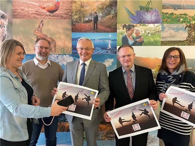 Freuen sich über die Veröffentlichung des neuen Freizeitplaners. (von links) Die Kreis-Jugendpfleger Simone Höhner und Marc Maier, Landrat Achim Hallerbach sowie Oberbürgermeister Jan Einig und Sylvia Doherr vom Kijub Neuwied.  Foto: Kreisverwaltung Neuwied