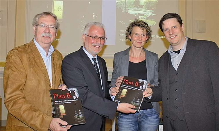 Freuen sich über die Veröffentlichung von „Plan B.“: Dr. Wilbert Herschbach vom Heimatverein Alt-Ahrweiler, Detlev Koch, Erster Beigeordneter der Stadt sowie die beiden Autoren Michaela Karle und Jörg Diester.RERE
