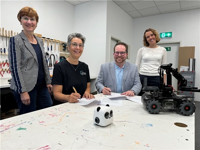 Freuen sich über die Weiterleitung der Fördermittel (v.l.n.r.): Rita Emde, Prokuristin Wirtschaftsförderungsgesellschaft am Mittelrhein, Hauptgesellschafterin MakerSpace MYK Eva Pfitzner, der Erste Kreisbeigeordnete Pascal Badziong und CDO des Landkreises Sonja Gröntgen.  Foto: Smarte Region MYK10/D.Anton