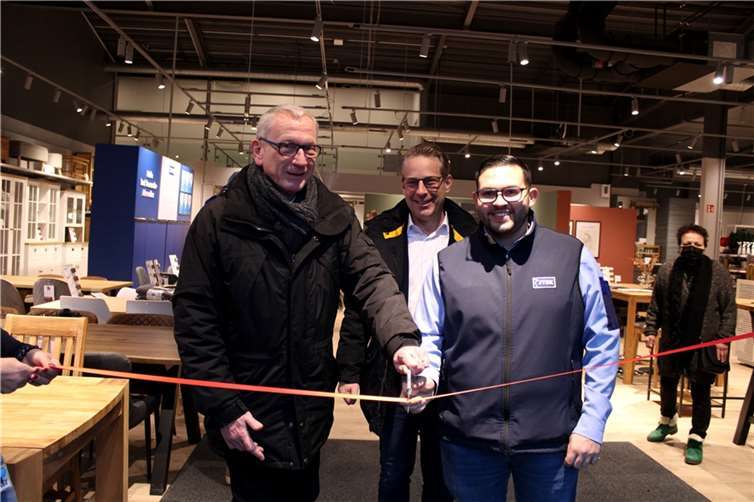 Freuen sich über die Wiedereröffnung der JYSK-Filiale in Bad Neuenahr-Ahrweiler, von links Bürgermeister Guido Orthen, David Bongart (stellvertretender Ortsvorsteher Bad Neuenahr) und Store Manager Marcus Chaves.  Foto: DU