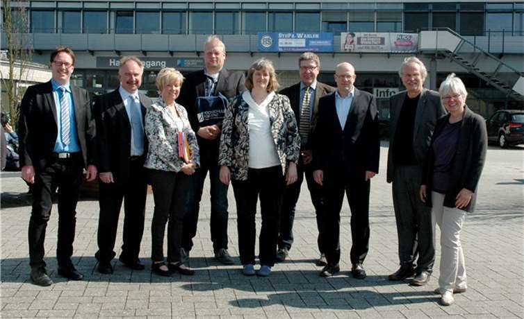 Freuen sich über die Zusammenarbeit (v.l.): Bernhard Geyermann, Joachim Baldus, Inge Bitzer, Martin Pulch, Martina Groß, Klaus-Dieter Weldert, Prof. Dr. Mathias Flach, Prof. Dr. Kristian Bosselmann-Cyran und Prof. Barbara Dr. Hahn. Hochschule Koblenz/Dargel-Feils