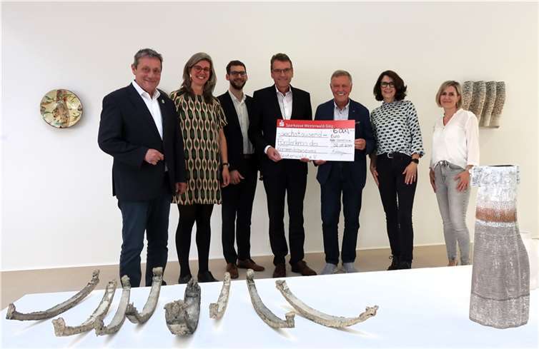 Freuen sich über die Zuwendung: v.li. Landrat Achim Schwickert, Dr. Nele van Wieringen, Daniel Müller, Dr. Andreas Reingen, Frank Sander, Petra Noll, Kerstin Kober.  Foto: Keramikmuseum Westerwald / Annette Zeischka-Kenzler