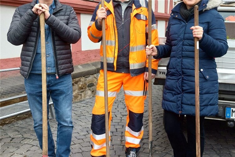 Freuen sich über die berufliche Anerkennung als Fachkraft für Agrarservice (v. l. n. r.): Bürgermeister Jörg Schüller, Viktor Schawrin, Caritas-Mitarbeiterin Irina Mertens