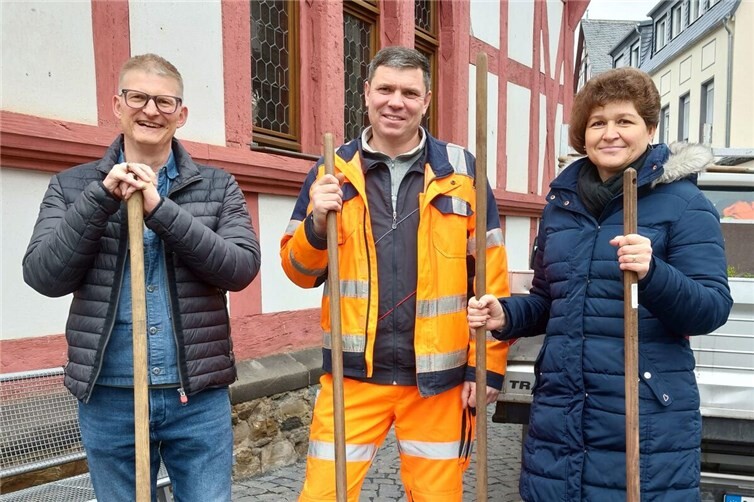 Freuen sich über die berufliche Anerkennung als Fachkraft für Agrarservice (v. l. n. r.): Bürgermeister Jörg Schüller, Viktor Schawrin, Caritas-Mitarbeiterin Irina Mertens