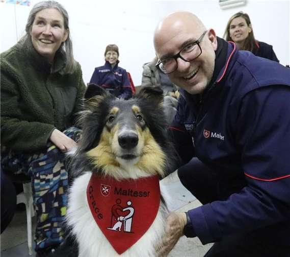 Freuen sich über die bestandene Prüfung: Bettina Seifert mit Hund Grace und Prof. Dr. Andreas Archut, stellvertretender Stadtbeauftragter der Malteser.