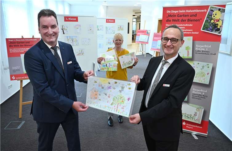 Freuen sich über die enorme Teilnahme am Malwettbewerb unter dem Motto „Mein Garten und die Welt der Bienen“. (v.l.): Klaus Wermes, Leiter des BeratungsCenters Mayen St.-Veit-Str., Michaela Schneider, Betreuerin des Jugendmarktes bei der KSK und Udo Lohner als stellvertretendes Vorstandsmitglied der Kreissparkasse. Foto: KSK Mayen / Ralph KünzelHinweis: Die abgebildeten Personen verfügen über den vollen Impfschutz.