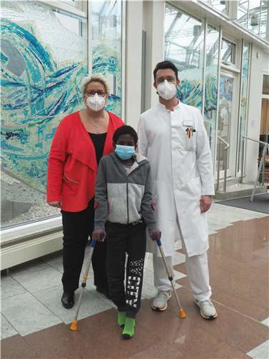 Freuen sich über die erfolgreiche Operation: der zwölfjährige Aderito mit dem Leitenden Oberarzt Dr. Thomas Nusselt und Geschäftsführerin Cornelia Kaltenborn.Foto: St. Nikolaus-Stiftshospital