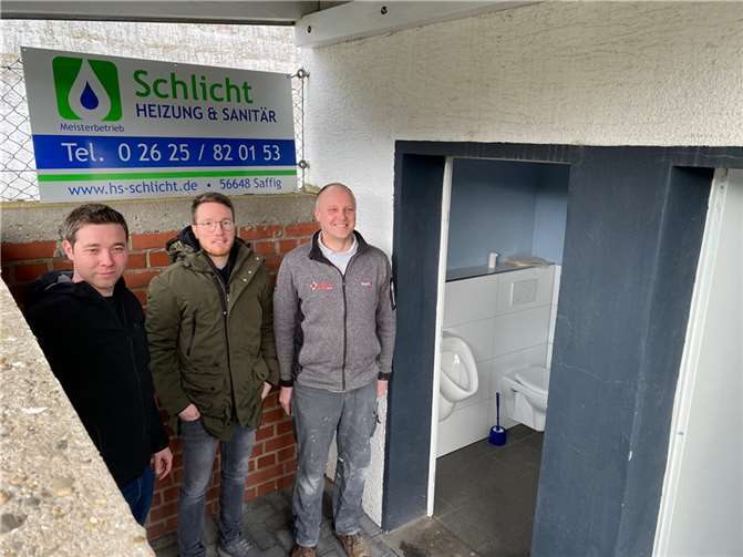 Freuen sich über die erfolgreiche Sanierung der Besuchertoiletten am Saffiger Sportplatz. V.l.: Sascha Schlicht (Inhaber Fa. Schlicht, Heizung, Sanitär), Niklas Hirsch und Frank Herhaus. Foto: privat