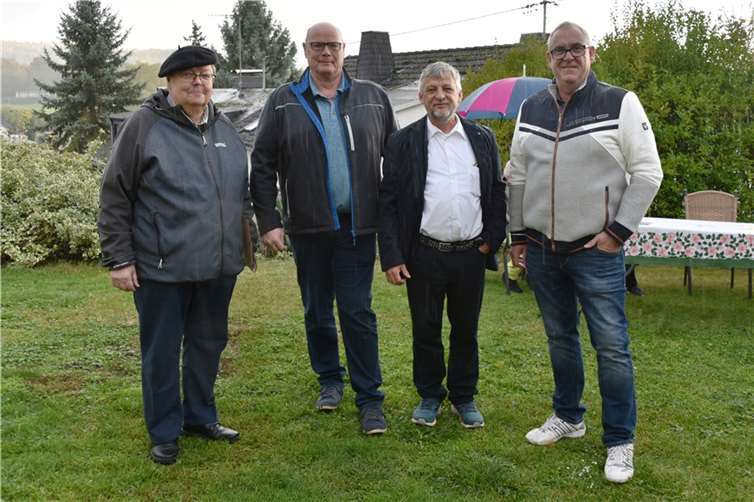 Freuen sich über die erfolgreiche Sanierung des Miesenheimer Turms: Historiker Dr. Klaus Schäfer, Ortsvorsteher Gerhard Marsberg, Besitzer Dr. Rainer Hart und Horst Berens, Vorsitzender des Bürgervereins MiT.