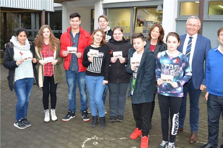 Freuen sich über die erfolgreiche Teilnahme am Wettbewerb: die Schülerinnen und Schüler der Gustav-Heinemann-Schule in Raubach. Im Rahmen der Gewinnübergabe bedankte sich Achim Hallerbach (2. v. r.), 1. Kreisbeigeordneter und Jugendamtsdezernent des Landkreises Neuwied, bei Schulleiterin Birgit Lotz (4. v. r.) für das großartige Engagement der Schule und der beteiligten Lehrer. Gerhard Wermter (r.) von der Beratungsstelle für sexuelle Gesundheit des Gesundheitsamtes Neuwied informierte Schüler über die Themen HIV, AIDS und andere sexuell übertragbare Infektionen. privat