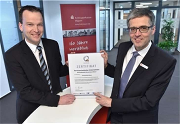 Freuen sich über die erneute Auszeichnung: Vorstandsmitglied Christoph Weitzel und Vorstandsvorsitzender Karl-Josef Esch. KSK Mayen