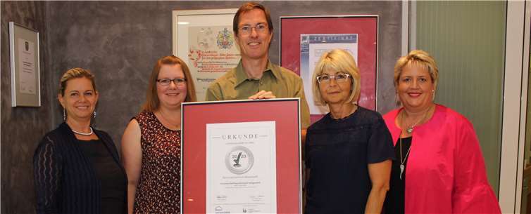 Freuen sich über die erneute Auszeichnung (v.l.): Heidi Grabowski, Stefanie Grusdat, Hans-Peter Mayer, Ulla Schlöffel, Cornelia Kaltenborn. Foto: David Mannebach Photography