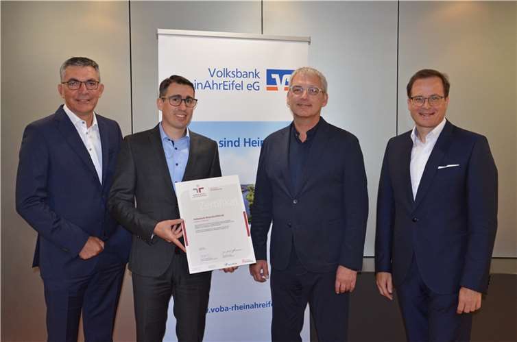 Bereits zum vierten Mal als familienfreundliche Bank ausgezeichnet Freuen sich über die erneute Auszeichnung zur familiendfreundlichen Bank: Walter Müller, Vorstand der Volksbank, Michael Schäfer, Bereichsleiter Steuerungsbank, zuständig für Finanzen, Gesamtbanksteuerung und Personalmanagement, Vorstandsvorsitzender Sascha Monschauer sowie Vorstand Markus Müller. Foto: Volksbank RheinAhrEifel eG
