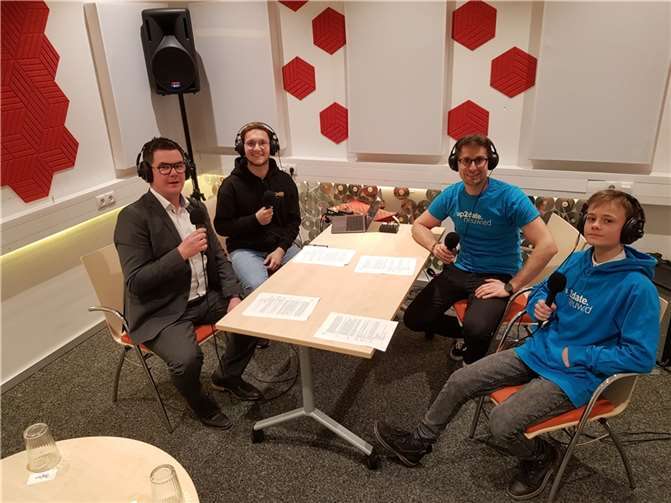 Freuen sich über die erste Folge des neuen Jugendpodcasts (von links): Peter Jung, Tobias Steinhöfer Stefan Caratiola und Justin Jüterbock.  Foto: Stadt Neuwied/Nils Kaminski