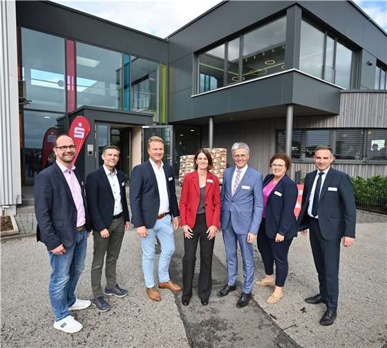 Freuen sich über die erste Veranstaltung im Rahmen des neuen Unternehmerforums der KSK Mayen.(v.l.): Gerit Kögler - Geschäftsführer Presto Humus GmbH, Marco Pung - Leiter FirmenKundenCenter KSK Mayen, Alexander Storr - Firmeninhaber Presto Humus GmbH, Simone Lönnendunk - Nachhaltigkeitsberaterin Deutsche Leasing AG, Karl-Josef Esch - Vorstandsvorsitzender KSK Mayen, Alexandra Menge - Leiterin Unternehmenskommunikation und E-Commerce Presto Humus GmbH, René Goldberg - Leiter VermögensBeratungsCenter KSK Mayen.  Foto: KSK Mayen/ Ralph Künzel