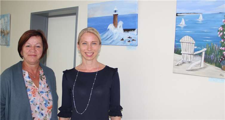 Freuen sich über die gelungene Ausstellung: Künstlerin Stojanka Scheib (links) und Claudia Häfner, kaufmännische Leitung der Brohltal-Klinik. Foto: privat
