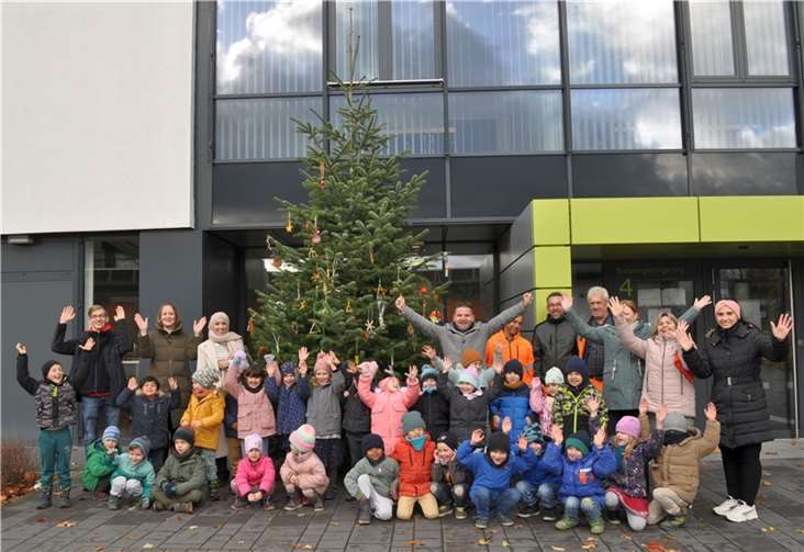 Freuen sich über die gelungene Gemeinschaftsarbeit: Die Kita-Kinder, ihre Erzieherinnen, die Mitarbeitenden der städtischen Jugendhilfe und des städtischen Baubetriebshofes sowie Bürgermeister Holger Jung. Foto: Stadt Meckenheim