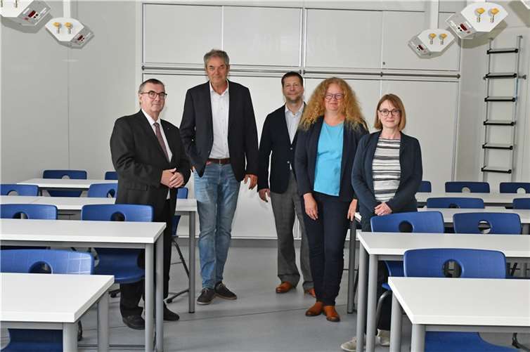 Freuen sich über die gelungene Sanierung der zehn Naturwissenschafts-Räume: Landrat Dr. Alexander Saftig (links), der zweite stellvertretende Schulleiter des Kurfürst-Salentin-Gymnasiums, Iven Großmann (Mitte), und die Mitarbeiter der Schulabteilung Gaby Pauly (rechts), Ulrich Busch (2.v.l.) sowie Wiebke Tüting (2.v.r.).  Fotos: Kreisverwaltung/Wiebke Schäfer