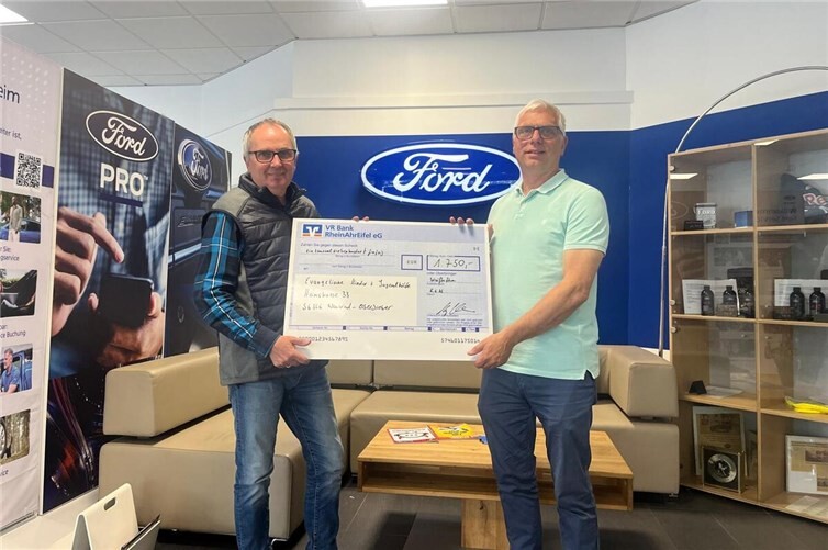 Freuen sich über die gelungene Spendenaktion zum 50-jährigen Firmenjubiläum des Autohauses Norren & Hoffmann (v.l.): Maik Zimmermann, Verkaufsberater und persönlicher Ansprechpartner der Evangelischen Kinder- und Jugendhilfe, sowie Ralf Schaefer von derKinder- und Jugendhilfe bei der Übergabe des Spendenschecks über 1.750 Euro.