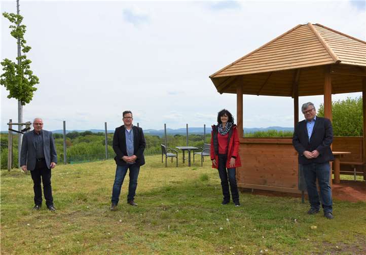 Freuen sich über die gelungene Umgestaltung: (von links) Veit Doll, Erster Beigeordneter Kasbach-Ohlenberg, Frank Becker, Ortsbürgermeister Kasbach-Ohlenberg, Margit Rödder-Rasbach, Dorferneuerungsbeauftragte, Kreisverwaltung Neuwied und Michael Mahlert, Erster Kreisbeigeordneter.Foto: Kreisverwaltung Neuwied