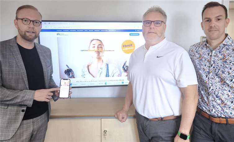 Freuen sich über die gelungene Umstellung auf die neue Website (von links): Marketingleiter Jan-Erik Burkard, Axel Fuhrmann und Florian Kütt aus dem Marketingteam der VR Bank RheinAhrEifel eG. Foto: Jan Luca Engel / VR Bank RheinAhrEifel eG