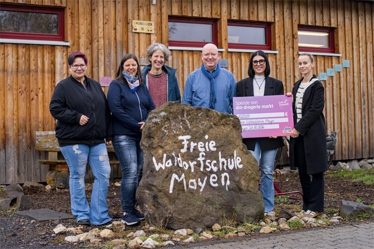 Freuen sich über die gelungene Zukunftsförderung in Mayen (v. l. n. r.): Maria Kolligs (Schulsekretärin Freie Waldorfschule Mayen), Tina Reger (Schulleitung), Maike Frings (Vorstand), dm-Gebietsverantwortlicher Herr Otto sowie die beiden Mayener dm-Marktleiterinnen Mira Gerhardt und Anne Schink bei der offiziellen Scheckübergabe.