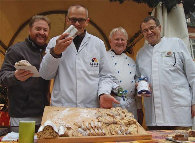 Freuen sich über die gelungenen Christstollen (v. l.): Frank Klein, Obermeister der Bäckerinnung Rhein-Mosel-Eifel, Tester Karl-Ernst Schmalz, Konditormeister Manfred Nalbach und Bäckermeister Jakob Roth.