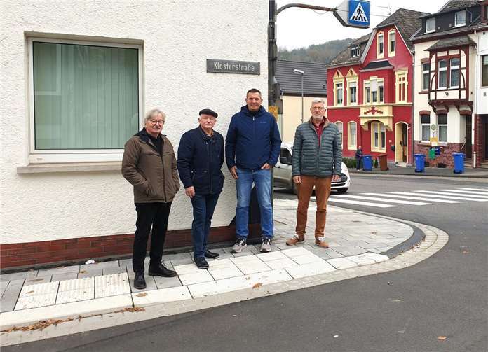 Freuen sich über die gelungenen barrierefreien Baumaßnahmen (von links): Klaus Krumscheid, Oskar Germscheid, Dirk Lahr und Wolfgang Walter. Beim Fototermin nicht dabei: Friedhelm Hommes und Rüdiger Vietor.Foto: Jutta Mönnig/Seniorenbüro