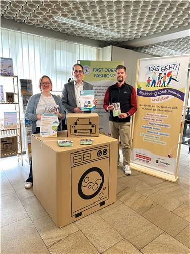 Freuen sich über die gemeinsame Kooperation und die Ausstellung im Rathaus der Verbandsgemeinde Selters (v.l. Ruth Preywisch (Verbraucherzentrale RLP), Oliver Götsch (Bürgermeister), Thomas Siry (Klimaschutzmanager).  Foto: VG Selters