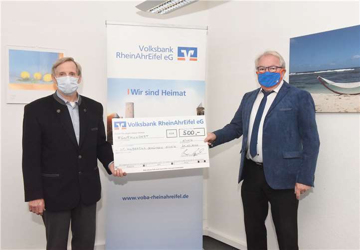 Freuen sich über die gemeinsame Spende von 500 Euro der DZ Hyp AG und der Volksbank RheinAhrEifel eG für die Arbeit des Schützenvereins St. Hubertus-Schützen Gesellschaft Sinzig: Schützenhauptmann Peter Floter und Heinz Engels, Leiter der Filiale Sinzig bei der Volksbank (v.l.n.r.). Foto: Hans-Jürgen Vollrath