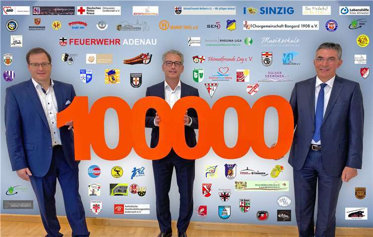 Freuen sich über die große Resonanz des Corona-Sonderprogramms für Vereine, bei dem über 300 Anträge bei der Volksbank RheinAhrEifel eG eingingen: Vorstandsmitglied Markus Müller, Vorstandsvorsitzender Sascha Monschauer und Vorstandsmitglied Walter Müller (v.l.n.r.). Foto: Volksbank RheinAhrEifel eG, exemplarische Auflistung von bedachten Vereinen. Foto: Volksbank RheinAhrEifel eG