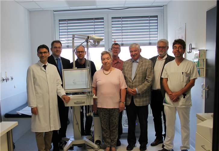 Freuen sich über die hochmodernen EKG-Geräte: Dr. Theodoros Ballidis (li.), Chefarzt Kardiologie und Stroke Unit und der Förderverein des Krankenhauses Maria Hilf. privat