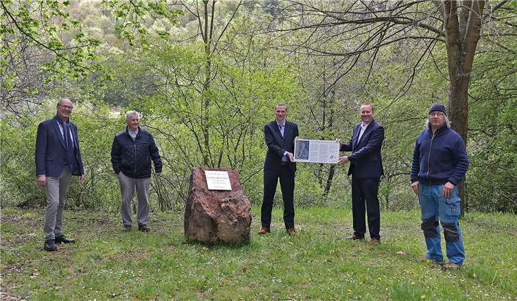 Freuen sich über die neu errichtete Gedenktafel zu Ehren des Malers Kurt Gratzel, die die Bürgerstiftung der Volksbank RheinAhrEifel eG finanziert hat: Arnold Hoffmann, Bürgermeister der Stadt Adenau, Paul Klein, Markus Dedenbach und Marco Wirges als Vertreter der Volksbank RheinAhrEifel sowie Herbert Bätz (v.l.n.r.).Foto: Werner Dreschers