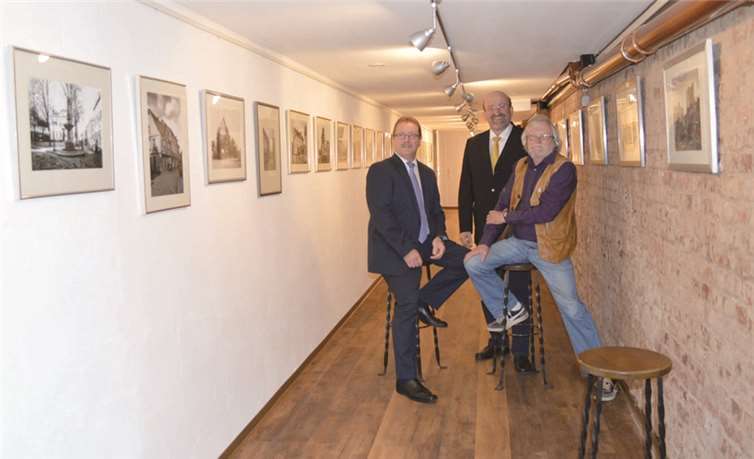 Freuen sich über die neue Attraktion im „Historischen Dreieck“ (v.l.): Ortsvorsteher Walter Köbbing, Bürgermeister Herbert Georgi und Rolf Plewa. AB