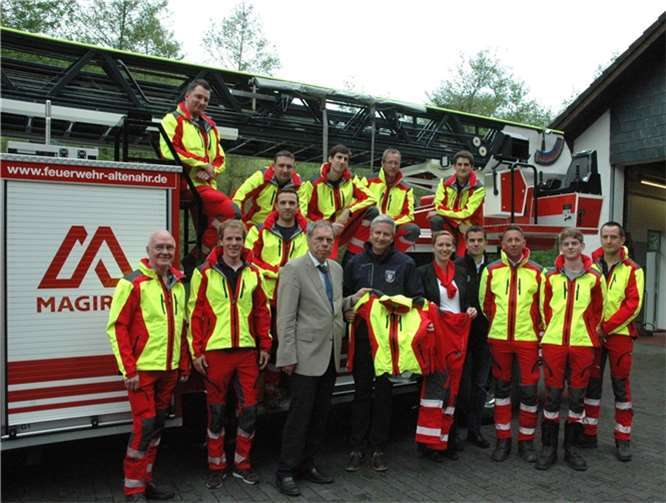 Freuen sich über die neue Ausrüstung: Gruppenleiter Absturzsicherung Martin Marhöfer, Bürgermeister Achim Haag, Wehrleiter Frank Linnarz, Geschäftsstellenleiterin Kreissparkasse Ahrweiler Geschäftsstelle Altenahr Kerstin Holzberger, Wehrführer Freiwillige Feuerwehr Altenahr Stephan Knieps. UM