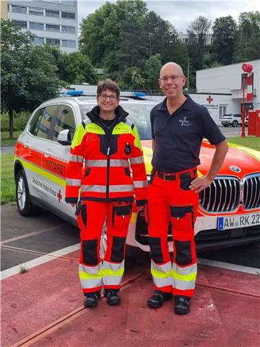 Freuen sich über die neue Einsatzkleidung: v.l. Dr. Heike Kornemann (Leiterin des Notarztstandorts sowie Ärztliche Leitung der Zentralen Notaufnahme) und Dr. Thomas Lepping, der neben seinen Positionen als Chefarzt sowie Ärztlicher Direktor des Klinikums weiterhin Notarzteinsätze fährt.  Foto: Stefanie Kaiser