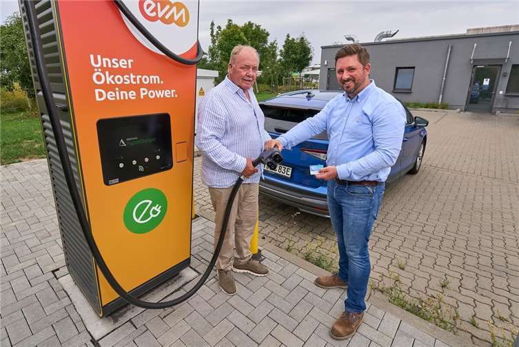 Freuen sich über die neue Ladesäule bei der Bäckerei Hoefer in Polch: Wilfried Hoefer, Geschäftsführer der Bäckerei Hoefer und Christopher Dold von der evm.  Foto: Sascha Ditscher