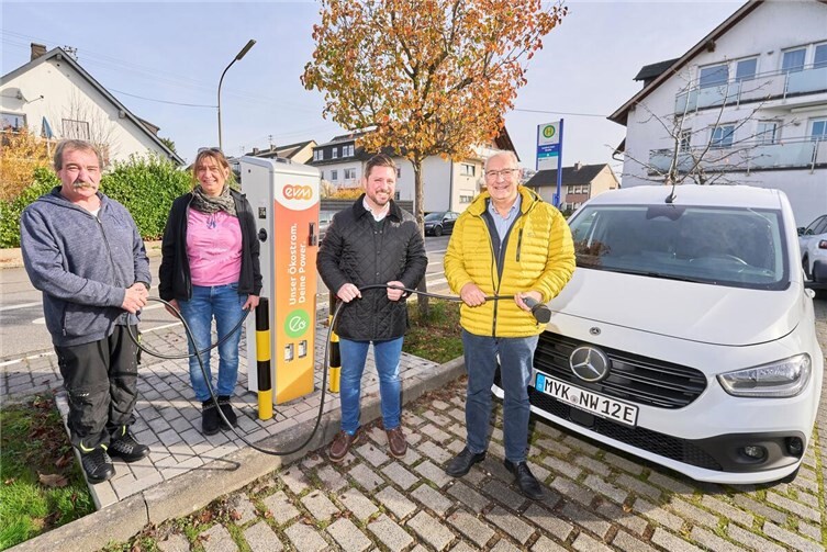 Freuen sich über die neue Ladesäule: (v.l.) Michael Neier, Bauhof, Alexandra Rohde, Verbandsgemeinde Vallendar, Christopher Dold, evm und Horst Klöckner, Ortsbürgermeister Niederwerth. Foto: Sascha Ditscher