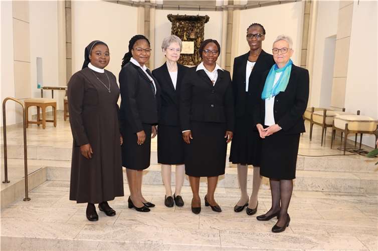 Freuen sich, über die neue Novizin Schwester Michelle Fagnon (2. von links) und die beiden Postulantinnen Chimène Seriki (3. von rechts) und Christelle Dossou (2. von rechts): Formationsleiterin Schwester M. Diane Tobossi (links), Generalrätin Schwester M. Michaele Rohde (3. von links) und Generaloberin Schwester Edith-Maria Magar (rechts).Foto: Andrea Schulze