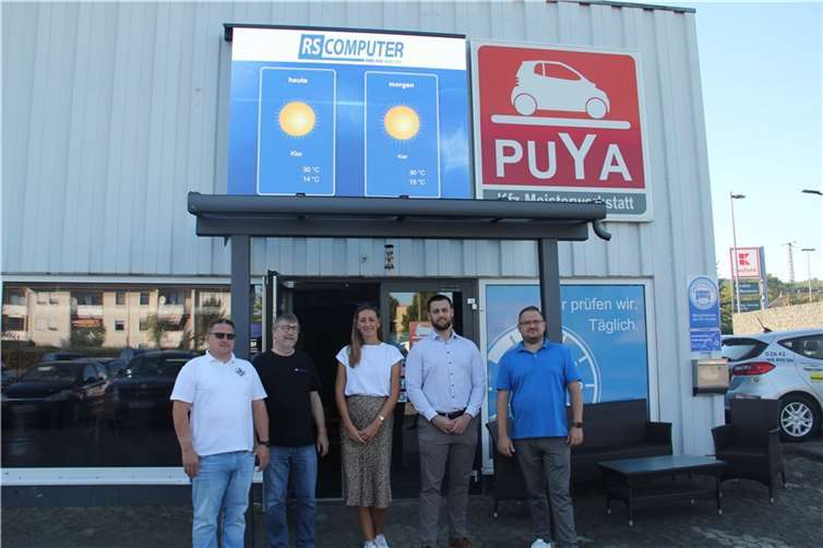 Freuen sich über die neue Videowall (v.l). Wolfgang Hammelmann, Reiner Stutz, Eylin Stabe, Florian Wahl und Dennis Wornast.  Foto: ROB