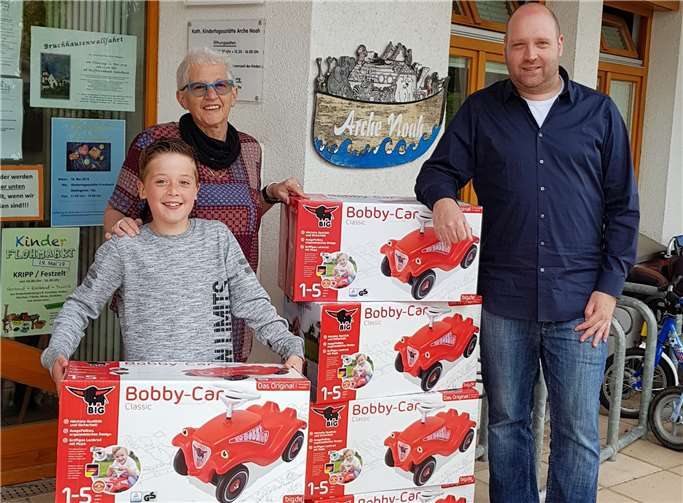 Freuen sich über die neuen Bobby-Cars: Edith Reck, die Leiterin der Kindertagesstätte Arche Noah, sowie Thomas und Nico Fischer.