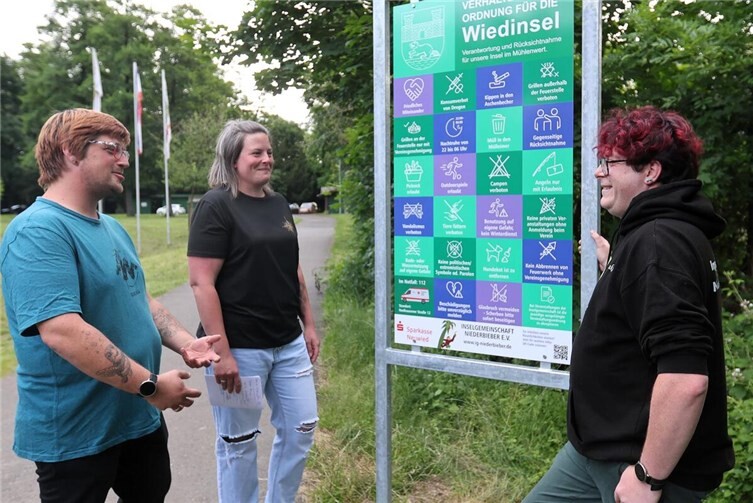 Freuen sich über die neuen Hinweisschilder auf der Wiedinsel: Vertreter der Inselfreunde Niederbieber gemeinsam mit Lukas Wendland, Geschäftsführer der Inselgemeinschaft Niederbieber. Die Schilder wurden als bislang größte Sachspende der Inselfreunde an die Inselgemeinschaft übergeben.