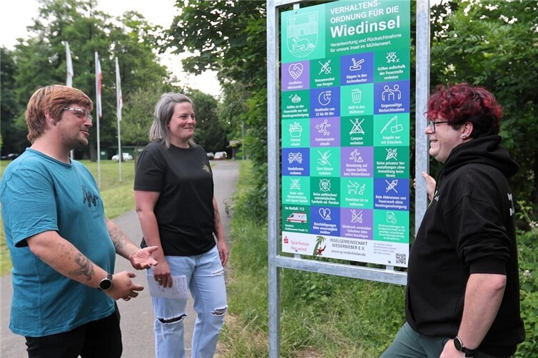 Freuen sich über die neuen Hinweisschilder auf der Wiedinsel: Vertreter der Inselfreunde Niederbieber gemeinsam mit Lukas Wendland, Geschäftsführer der Inselgemeinschaft Niederbieber. Die Schilder wurden als bislang größte Sachspende der Inselfreunde an die Inselgemeinschaft übergeben.