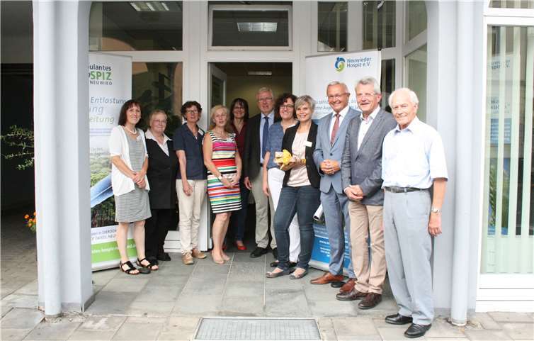 Freuen sich über die neuen Räumlichkeiten: Landrat Achim Hallerbach (3.v.r.), Schwester Marianne Meyer, die stellvertretende Vorsitzende des Vorstandes der Marienhaus Stiftung (2.v.l.), Christoph Drolshagen, der Leiter der Marienhaus Hospize (M.), Hans-Peter Knossalla, der Vorsitzende des Neuwieder Hospiz e.V. (2.v.r.) sowie alle hauptamtlichen Hospiz-Mitarbeiterinnen.  as