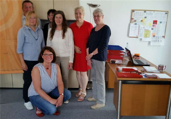 Freuen sich über die neuen Räumlichkeiten: Monika Wefers (Beraterin), Konrad Löhndorf (Vorstand), Ute Lange (Modellprojekt), Marlene Ley (Sekretärin), Monika Seewaldt-Rink (Beraterin), Andrea Literski-Haag (Vorstandsvorsitzende, Irmgard Kraus (Vorstand). Privat