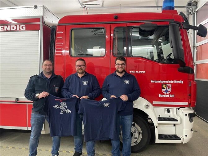 Freuen sich über die neuen Shirts (von links): Wehrführer Rolf Daub, Fördervereinsvorsitzender Andreas Zlatosch und Tobias Heuft. Foto: Magnus Müller/FFW Bell