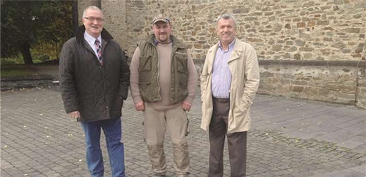 Freuen sich über die neuen Stufenmarkierungen (v.l.n.r.): Seniorenbeauftragter Wolfgang Bayer, Gemeindebediensteter Johannes Sebastian und Ortsbürgermeister Uwe Engel. privat