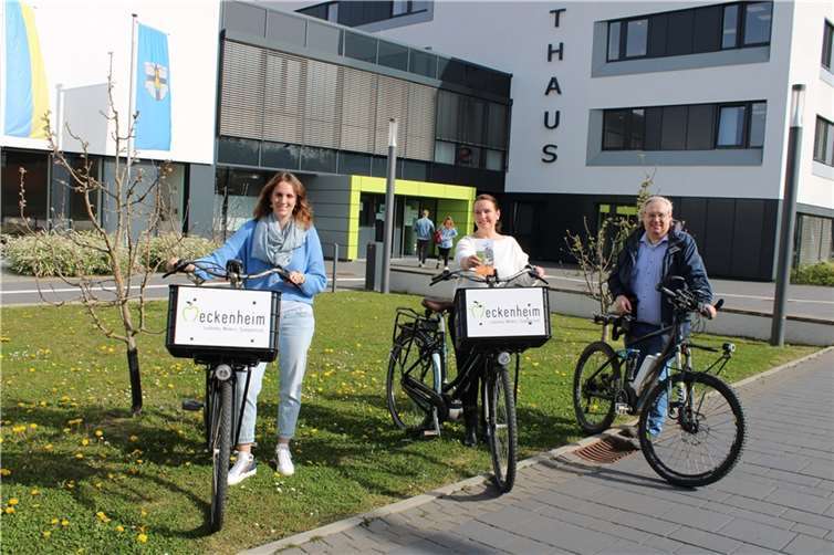 Freuen sich über die offizielle Eröffnung der „Meckenheimer Schleife“, von links Luana Schüller (Rhein-Voreifel-Touristik e.V.), Sonja Crämer (Wirtschaftsförderung Stadt Meckenheim) und Hans-Peter Eckhart (ADFC Meckenheim). Foto: DU