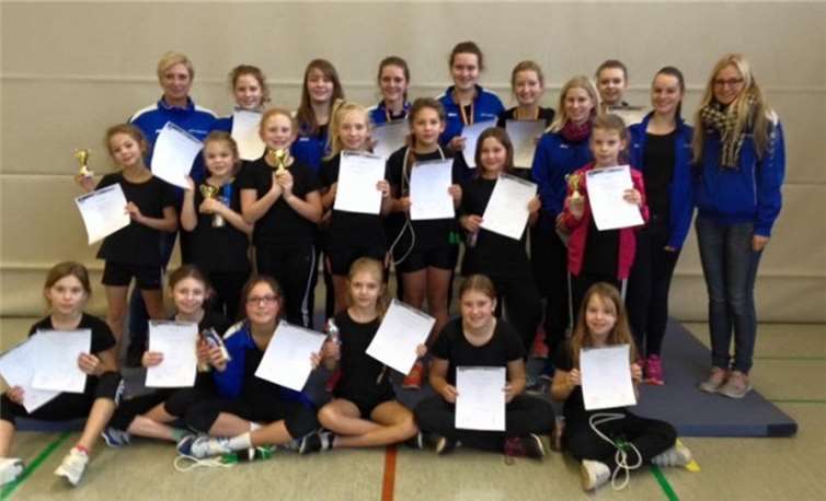 Freuen sich über die tollen Leistungen: Claudia Jost, Daria Litunowski, Jessica Schöning, Lea Heinemann, Louisa Karls, Lena Holz, Melina Linn, Jeannine Rockenfeller, Lena Christmann, Jana Dickenschied, Gianna Kaap, Lara Mechenich, Melina Jost, Vanessa Dosch, Alina Kaap, Louisa Krechel, Joline Hauschild, Katharina Hasbach, Elaine Mösle, Lara Galic, Isabella Räder, Annika Linn, Annika Lühr. privat