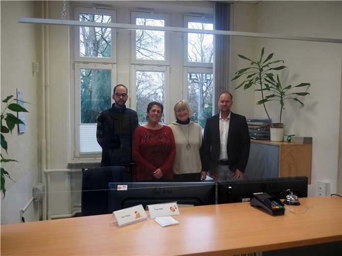 Freuen sich über die vereinfachte Passausgabe: (v.l.n.r.) Christian Haas, Petra Heß, beide Servicebüro, Anne Sewenig, Einwohnermeldeamt, Fachbereichsleiter Ordnung und Soziales Thomas Bach.  Foto: Stadt Bendorf